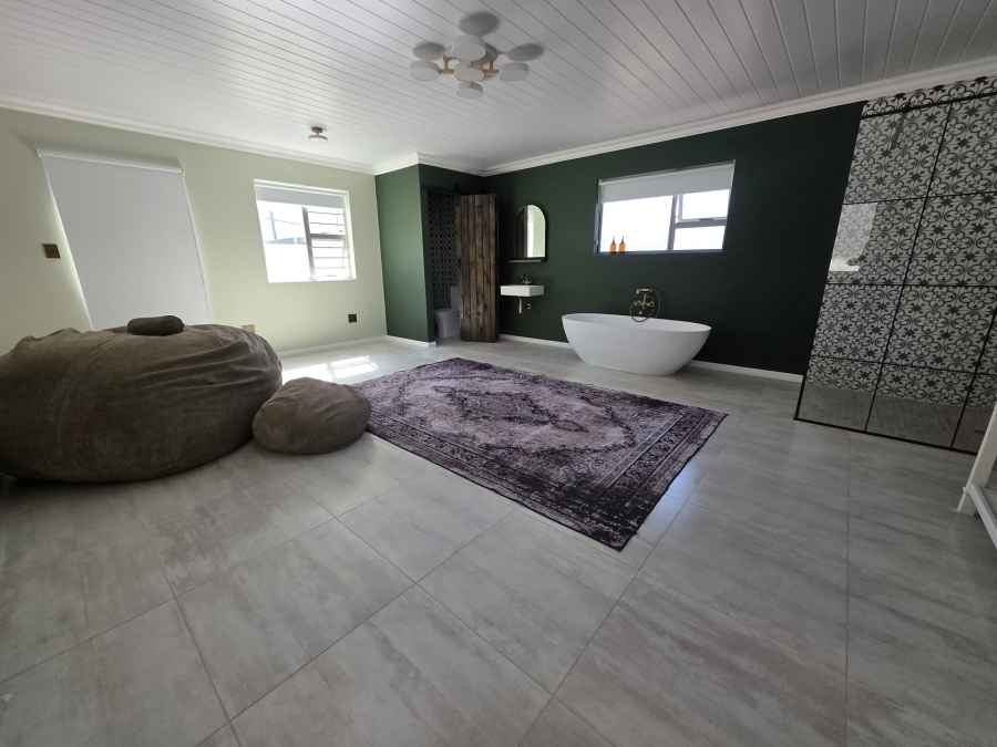 6 Bedroom Property for Sale in Oceanview Heights Western Cape